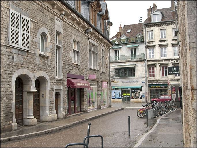 Vue d'ensemble de la façade située rue Luc Breton : de trois quarts gauche, vue rapprochée. © Yves Sancey / Région Bourgogne-Franche-Comté, Inventaire du patrimoine - 2010