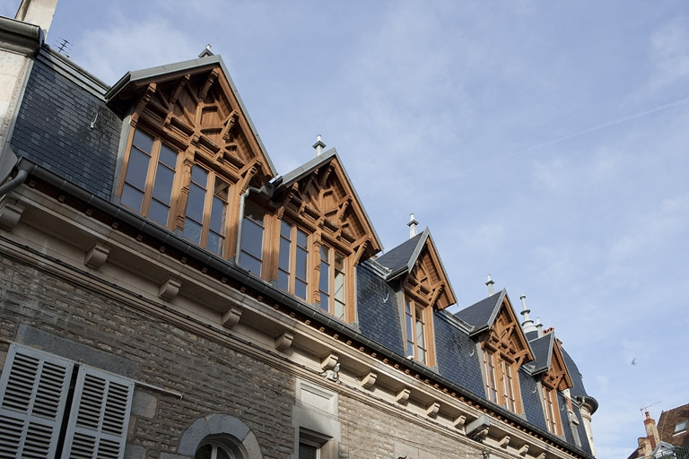 Toiture : détail des lucarnes donnant rue Luc Breton. © Yves Sancey / Région Bourgogne-Franche-Comté, Inventaire du patrimoine - 2010
