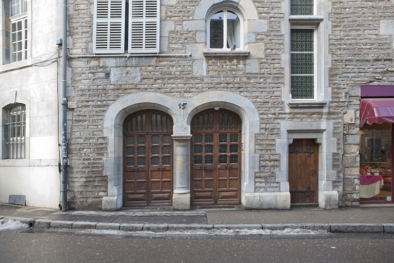 Façade rue Luc Breton : détail de l'entrée. © Yves Sancey / Région Bourgogne-Franche-Comté, Inventaire du patrimoine - 2010