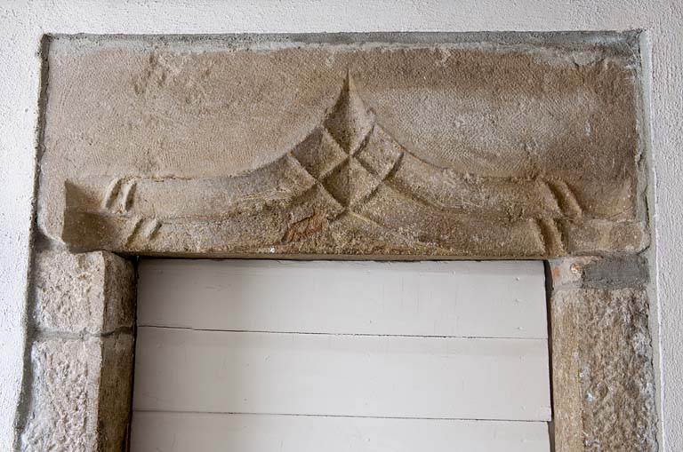 Intérieur : détail du linteau de la baie conduisant à l'ancienne grange. © Jérôme Mongreville / Région Bourgogne-Franche-Comté, Inventaire du patrimoine - 2010