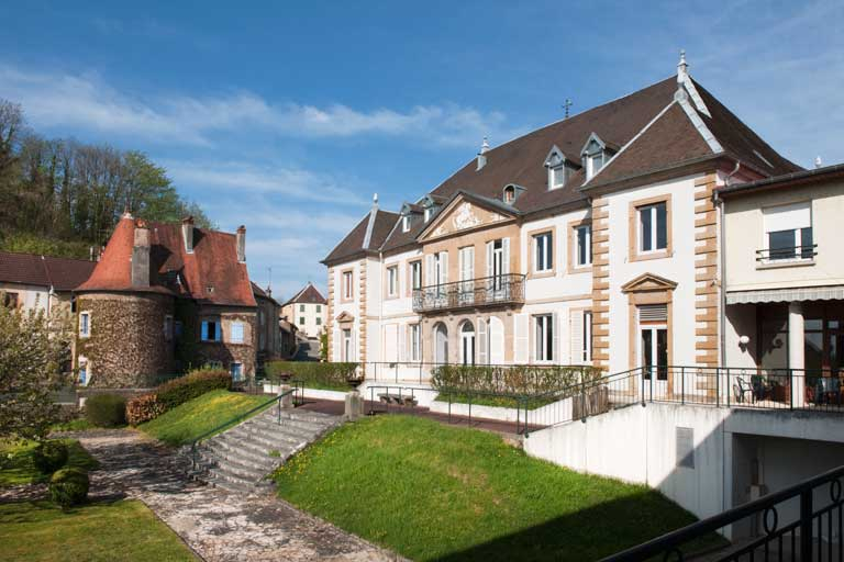 Vue d'ensemble de la maison du moulin et du château depuis le jardin. © Jérôme Mongreville / Région Bourgogne-Franche-Comté, Inventaire du patrimoine - 2010