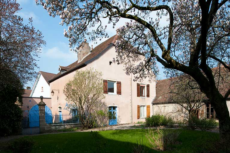 Vue rapprochée du logis et des communs, côté jardin. © Jérôme Mongreville / Région Bourgogne-Franche-Comté, Inventaire du patrimoine - 2010