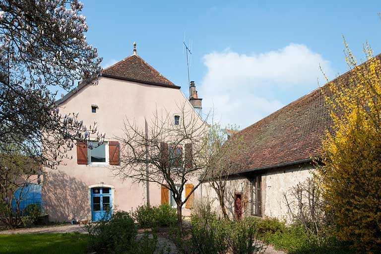 Vue d'ensemble du logis et des communs, côté jardin. © Jérôme Mongreville / Région Bourgogne-Franche-Comté, Inventaire du patrimoine - 2010