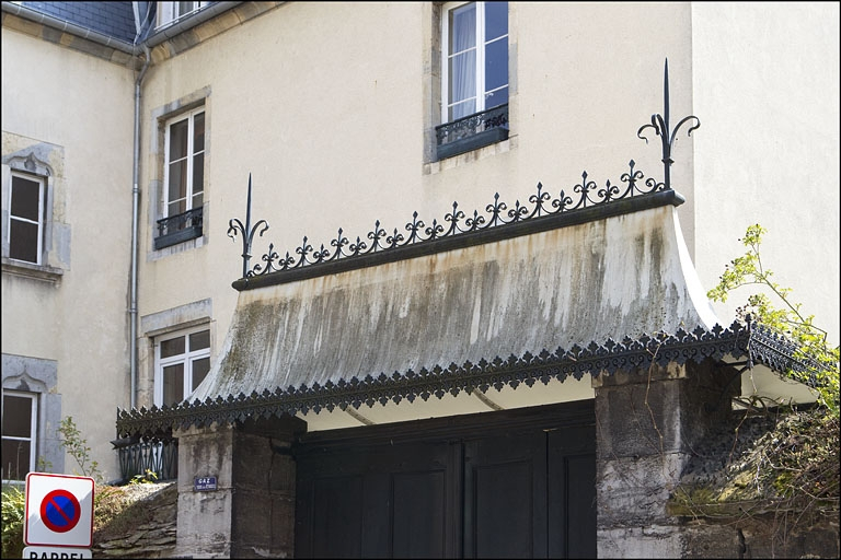 Détail de la toiture en tôle du portail dans clôture. © Yves Sancey / Région Bourgogne-Franche-Comté, Inventaire du patrimoine - 2010