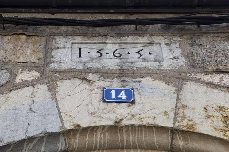 Détail de la date sur le linteau du portail dans clôture. © Yves Sancey / Région Bourgogne-Franche-Comté, Inventaire du patrimoine - 2010