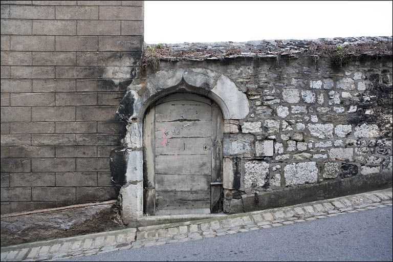 Détail de la porte dans la clôture de jardin. © Yves Sancey / Région Bourgogne-Franche-Comté, Inventaire du patrimoine - 2010