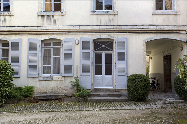 Détail du rez-de-chaussée de l'aile gauche du logis secondaire. © Yves Sancey / Région Bourgogne-Franche-Comté, Inventaire du patrimoine - 2010