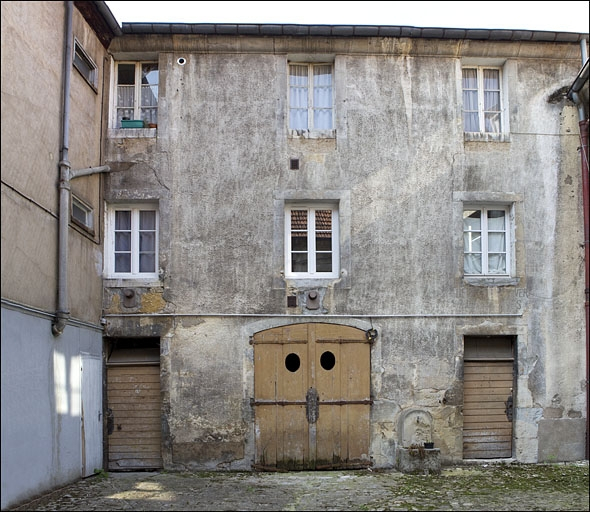 Vue de la façade antérieure du deuxième logis secondaire, au fond de la deuxième cour. © Yves Sancey / Région Bourgogne-Franche-Comté, Inventaire du patrimoine - 2010