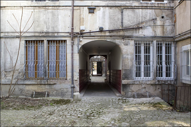 Vue du rez-de-chaussée de la façade postérieure du premier logis secondaire. © Yves Sancey / Région Bourgogne-Franche-Comté, Inventaire du patrimoine - 2010