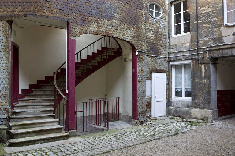 Départ de l'escalier à cage ouverte, à droite de la première cour. © Yves Sancey / Région Bourgogne-Franche-Comté, Inventaire du patrimoine - 2010