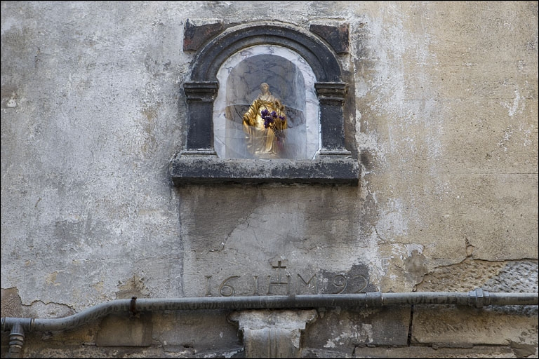 Détail de la niche sur la façade antérieure du premier logis secondaire. © Yves Sancey / Région Bourgogne-Franche-Comté, Inventaire du patrimoine - 2010