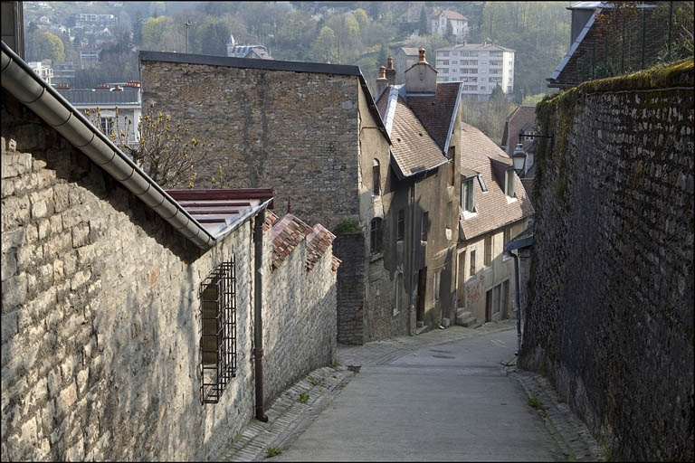 Façade latérale gauche du logis secondaire, en descendant la rue du Chambrier. © Yves Sancey / Région Bourgogne-Franche-Comté, Inventaire du patrimoine - 2010