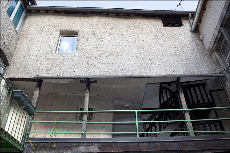 Escalier à cage ouverte : détail de la coursière desservant le premier étage du logis secondaire, face depuis la cour. © Yves Sancey / Région Bourgogne-Franche-Comté, Inventaire du patrimoine - 2010