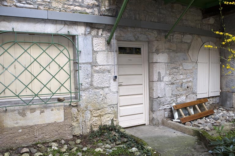 Façade antérieure du logis secondaire : détail du rez-de-chaussée. © Yves Sancey / Région Bourgogne-Franche-Comté, Inventaire du patrimoine - 2010