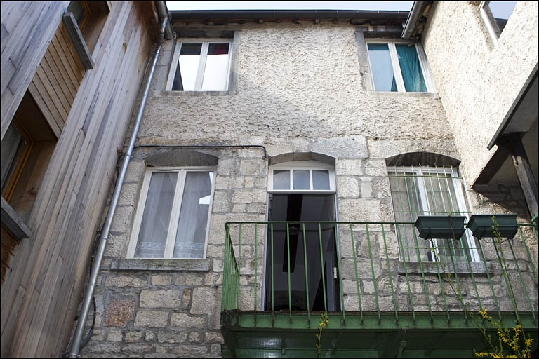 Façade antérieure du logis secondaire : vue d'ensemble depuis le premier étage. © Yves Sancey / Région Bourgogne-Franche-Comté, Inventaire du patrimoine - 2010