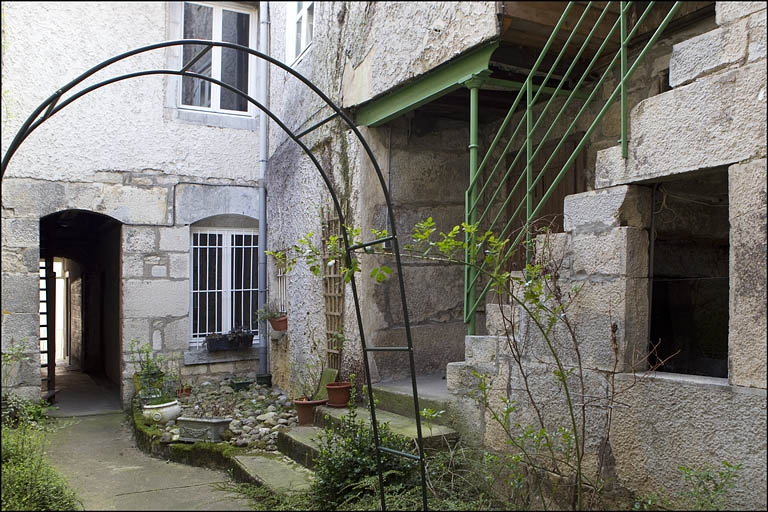 Deuxième cour : vue de l'escalier, de trois quarts droit. © Yves Sancey / Région Bourgogne-Franche-Comté, Inventaire du patrimoine - 2010