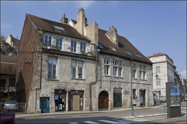 Vue d'ensemble du logis principal depuis la rue, de trois quarts gauche. © Yves Sancey / Région Bourgogne-Franche-Comté, Inventaire du patrimoine - 2010