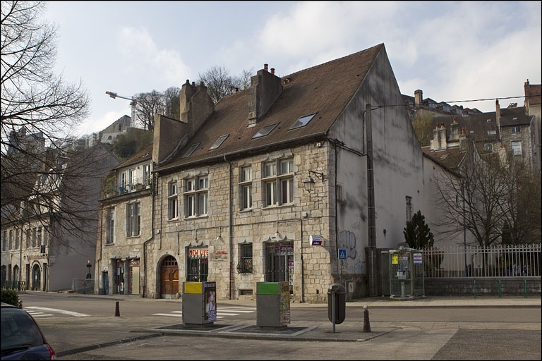 Vue d'ensemble du logis principal depuis la rue, de trois quarts droit. © Yves Sancey / Région Bourgogne-Franche-Comté, Inventaire du patrimoine - 2010