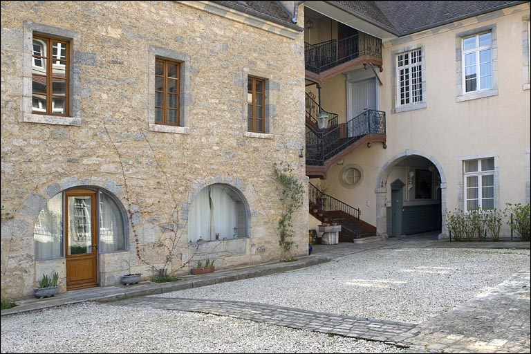 Vue d'ensemble du bâtiment des cuisines et de l'escalier à cage ouverte depuis le fond de la cour. © Yves Sancey / Région Bourgogne-Franche-Comté, Inventaire du patrimoine - 2010