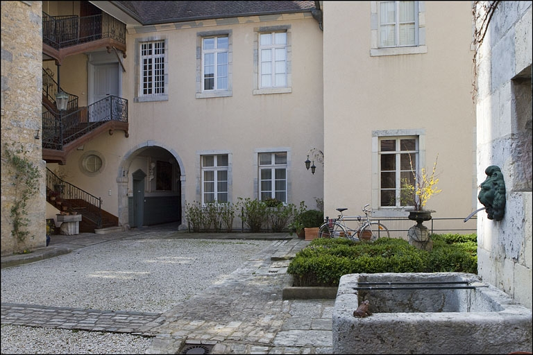 Vue d'ensemble de la façade postérieure du logis principal et de l'escalier à cage ouverte. © Yves Sancey / Région Bourgogne-Franche-Comté, Inventaire du patrimoine - 2010