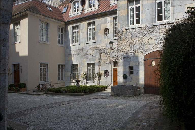 Vue d'ensemble de l'aile sur cour, de trois quarts droit. © Yves Sancey / Région Bourgogne-Franche-Comté, Inventaire du patrimoine - 2010