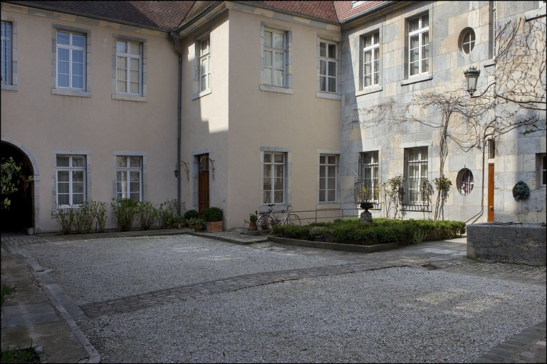 Vue d'ensemble de l'angle entre l'aile sur cour et la façade postérieure du logis principal. © Yves Sancey / Région Bourgogne-Franche-Comté, Inventaire du patrimoine - 2010