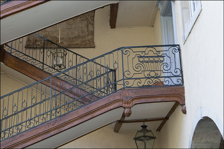 Détail de la rampe en fer forgé de l'escalier à cage ouverte. © Yves Sancey / Région Bourgogne-Franche-Comté, Inventaire du patrimoine - 2010
