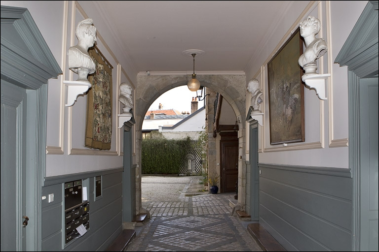Vue du passage cocher depuis l'entrée. © Yves Sancey / Région Bourgogne-Franche-Comté, Inventaire du patrimoine - 2010