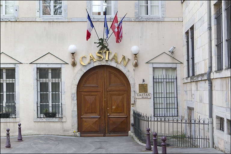 Vue du portail d'entrée sur rue. © Yves Sancey / Région Bourgogne-Franche-Comté, Inventaire du patrimoine - 2010