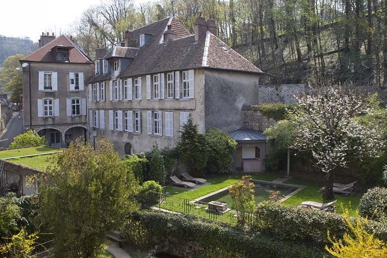 Vue d'ensemble de l'édifice de trois quarts droit, depuis le jardin voisin. © Yves Sancey / Région Bourgogne-Franche-Comté, Inventaire du patrimoine - 2010