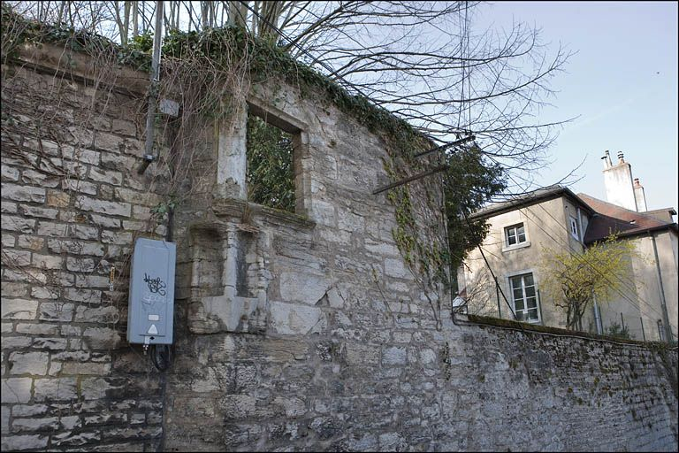 Restes d'une ouverture et de niches aménagées dans le mur du jardin longeant la rue. © Yves Sancey / Région Bourgogne-Franche-Comté, Inventaire du patrimoine - 2010