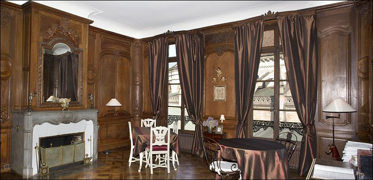 Vue du salon depuis l'entrée de la pièce, de trois quarts droit. © Yves Sancey / Région Bourgogne-Franche-Comté, Inventaire du patrimoine - 2010