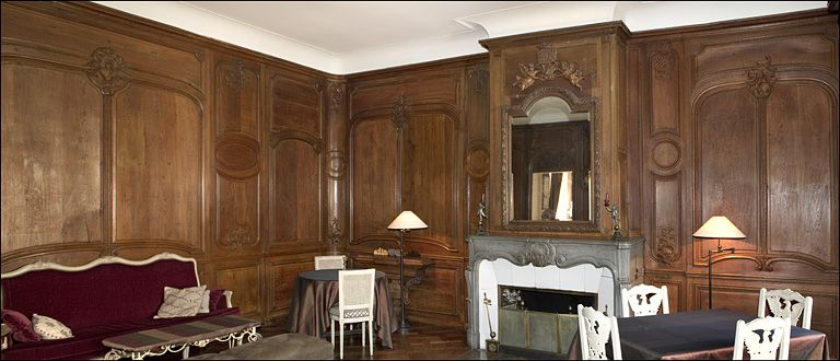Vue de l'angle du salon avec la cheminée depuis les fenêtres. © Yves Sancey / Région Bourgogne-Franche-Comté, Inventaire du patrimoine - 2010