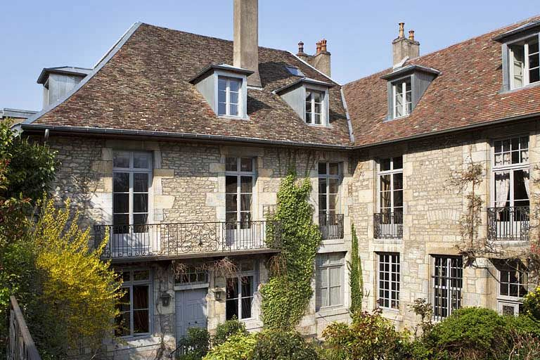 Vue d'ensemble de façades sur jardin du logis principal. © Yves Sancey / Région Bourgogne-Franche-Comté, Inventaire du patrimoine - 2010