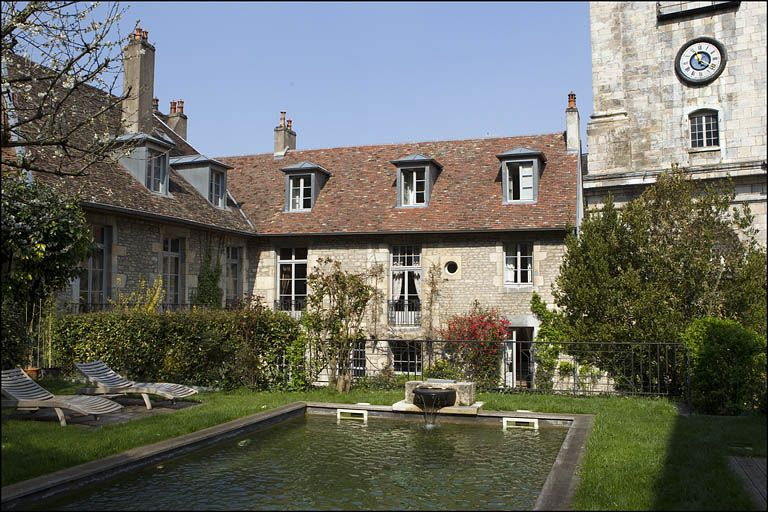 Vue d'ensemble du logis depuis le fond du jardin. © Yves Sancey / Région Bourgogne-Franche-Comté, Inventaire du patrimoine - 2010