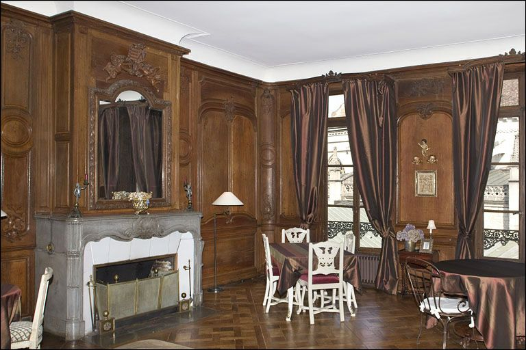 Salon : vue partielle depuis l'entrée avec la cheminée. © Yves Sancey / Région Bourgogne-Franche-Comté, Inventaire du patrimoine - 2010
