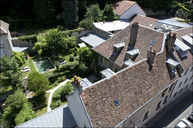 Vue du logis et du jardin, depuis le clocher de la cathédrale. © Yves Sancey / Région Bourgogne-Franche-Comté, Inventaire du patrimoine - 2010