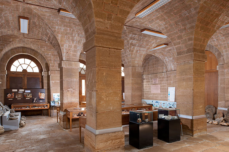 Vue de trois quarts en direction des baies donnant sur la rue des Halles. © Jérôme Mongreville / Région Bourgogne-Franche-Comté, Inventaire du patrimoine - 2010