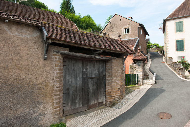 Vue des communs et de la demeure depuis la rue de la Petite Côte. © Jérôme Mongreville / Région Bourgogne-Franche-Comté, Inventaire du patrimoine - 2010