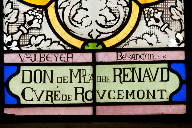 Verrière n° 3. Inscriptions concernant l'auteur et le donateur. © Jérôme Mongreville / Région Bourgogne-Franche-Comté, Inventaire du patrimoine - 2010