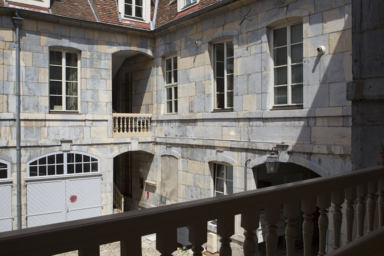 Vue d'ensemble des façades sur cour du logis principal et et du logis secondaire droit depuis l'escalier gauche. © Yves Sancey / Région Bourgogne-Franche-Comté, Inventaire du patrimoine - 2010