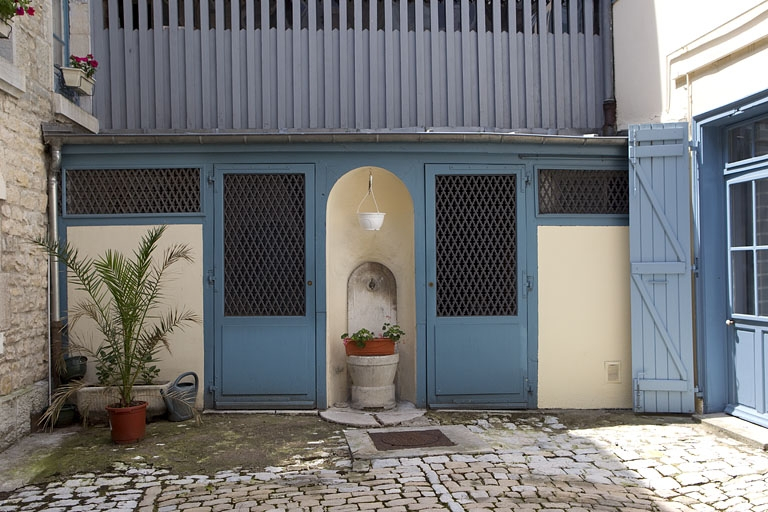 Détail de la borne fontaine et du rez-de-chaussée du séchoir. © Yves Sancey / Région Bourgogne-Franche-Comté, Inventaire du patrimoine - 2010