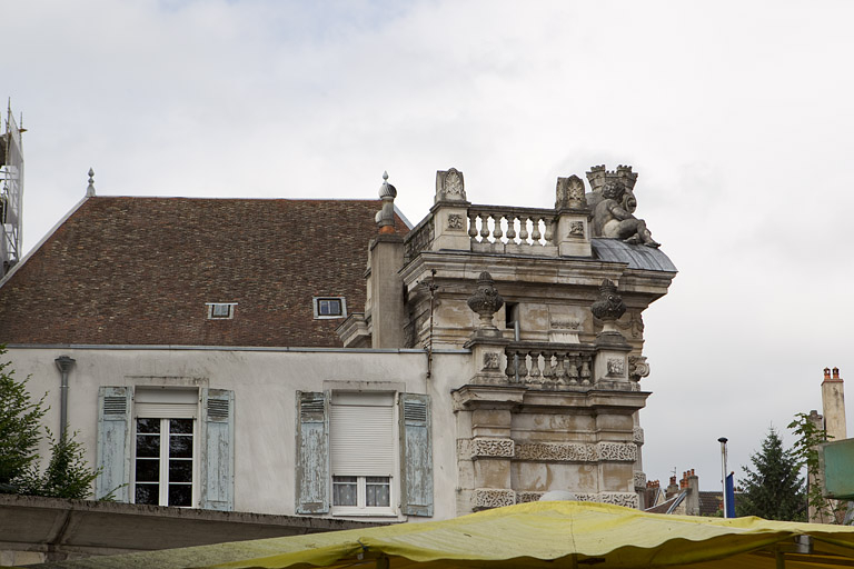Façade latérale gauche : détail de la partie supérieure. © Yves Sancey / Région Bourgogne-Franche-Comté, Inventaire du patrimoine - 2010