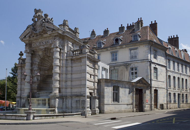 Vue d'ensemble de l'hôtel et de la fontaine monumentale de trois quarts droit depuis la rue. © Yves Sancey / Région Bourgogne-Franche-Comté, Inventaire du patrimoine - 2010