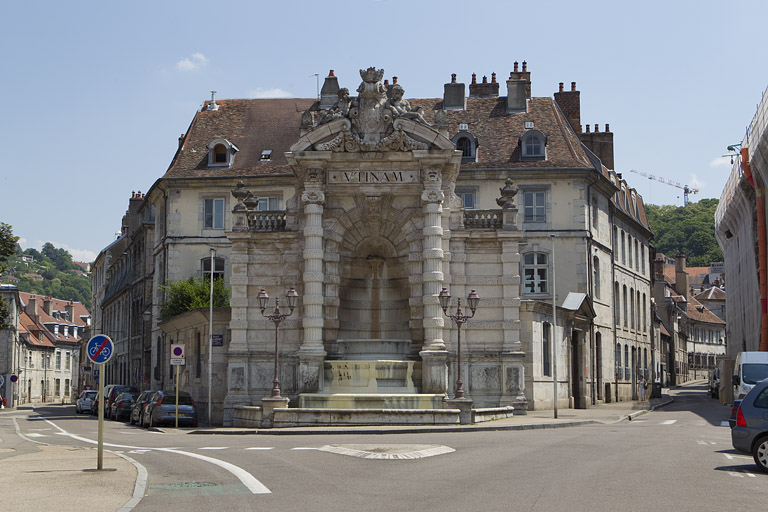 Vue d'ensemble de l'hôtel et de la fontaine monumentale de face depuis la place. © Yves Sancey / Région Bourgogne-Franche-Comté, Inventaire du patrimoine - 2010