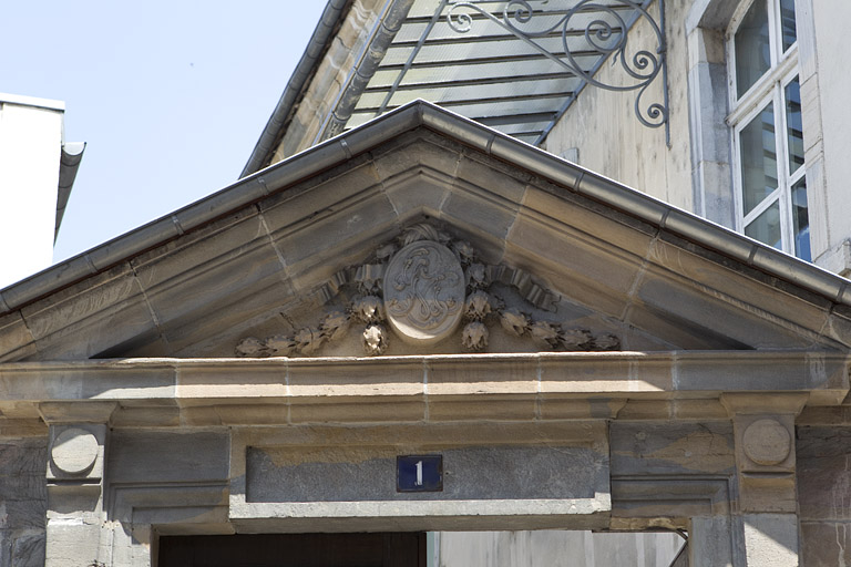 Détail du fronton du portail d'entrée avec le monogramme du propriétaire. © Yves Sancey / Région Bourgogne-Franche-Comté, Inventaire du patrimoine - 2010