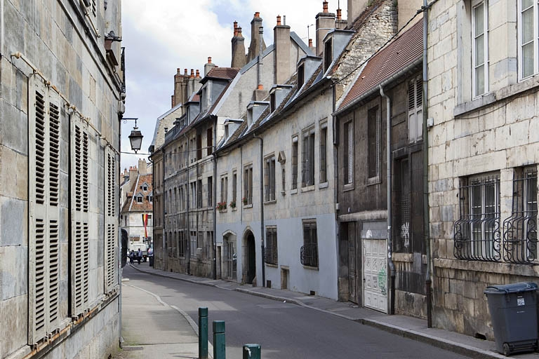 Vue d'ensemble du logis principal dans l'alignement de la rue de trois quarts droit. © Yves Sancey / Région Bourgogne-Franche-Comté, Inventaire du patrimoine - 2010