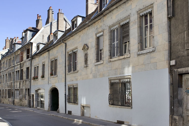 Vue d'ensemble du logis principal depuis la rue, de trois quarts droit. © Yves Sancey / Région Bourgogne-Franche-Comté, Inventaire du patrimoine - 2010
