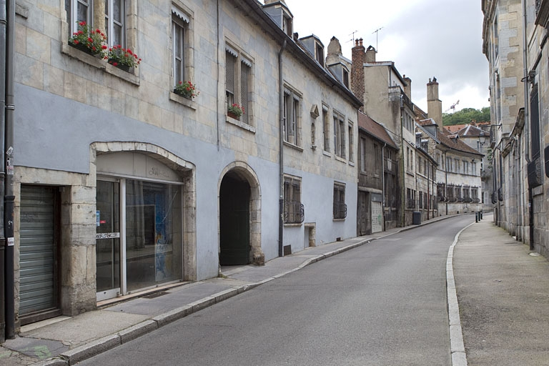 Vue d'ensemble du logis principal depuis la rue, de trois quarts gauche. © Yves Sancey / Région Bourgogne-Franche-Comté, Inventaire du patrimoine - 2010