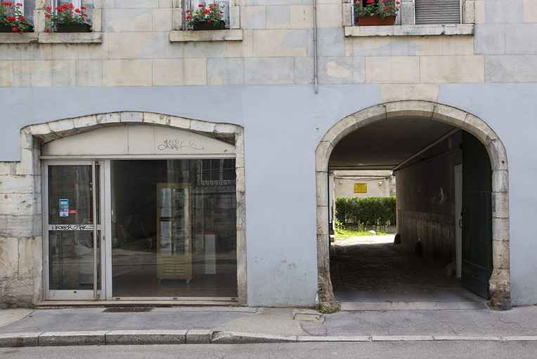 Détail du portail d'entrée et du passage cocher. © Yves Sancey / Région Bourgogne-Franche-Comté, Inventaire du patrimoine - 2010
